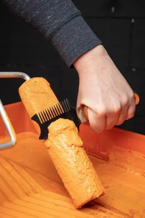SZPACHELKA-DO-CZYSZCZENIA-WALKOW-I-PEDZLI-MOTIVE-PROFI-UCHWYT-SOFT-Marka-Motive.jpg
